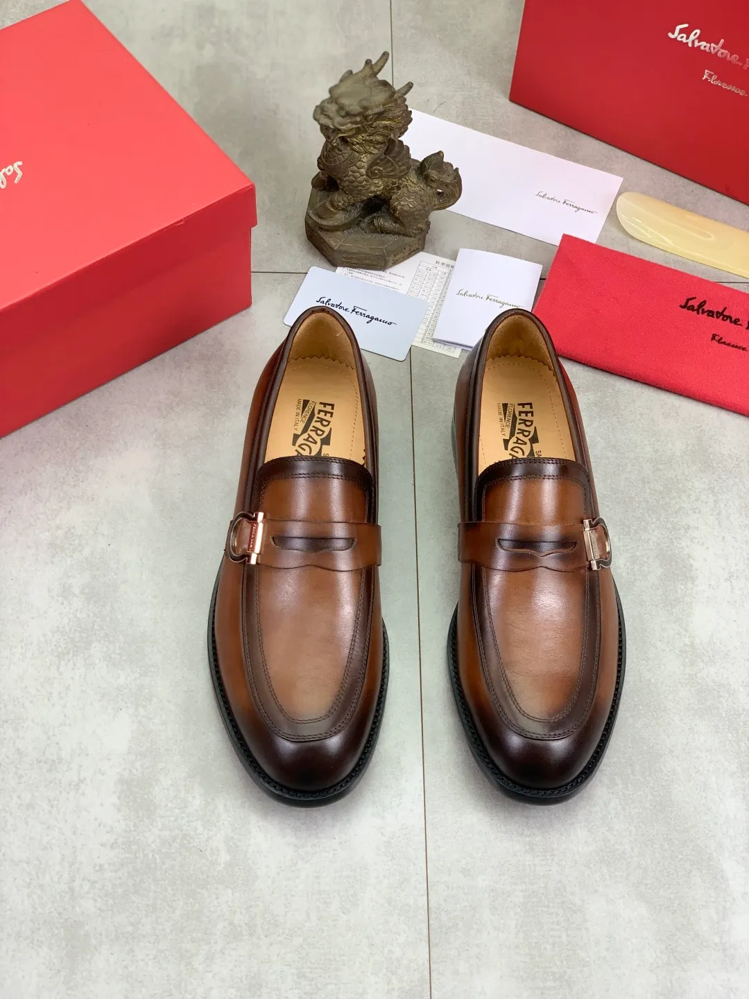 Men's Men's Shoes 💰P562💰[New Style] Water-dyed Niuli 🆘[Salvatore Ferragamo] Ferragamo's latest casual business leather shoes for men! Listed simultaneously! The fabric is made of specially imported original pebbled calfskin, and the lining is made of imported water-dyed cowhide. It is absolutely luxurious and leads the fashion trend. Matching code: 38-44 (45 and 46 can be customized) Black, brown and burgundy colors available